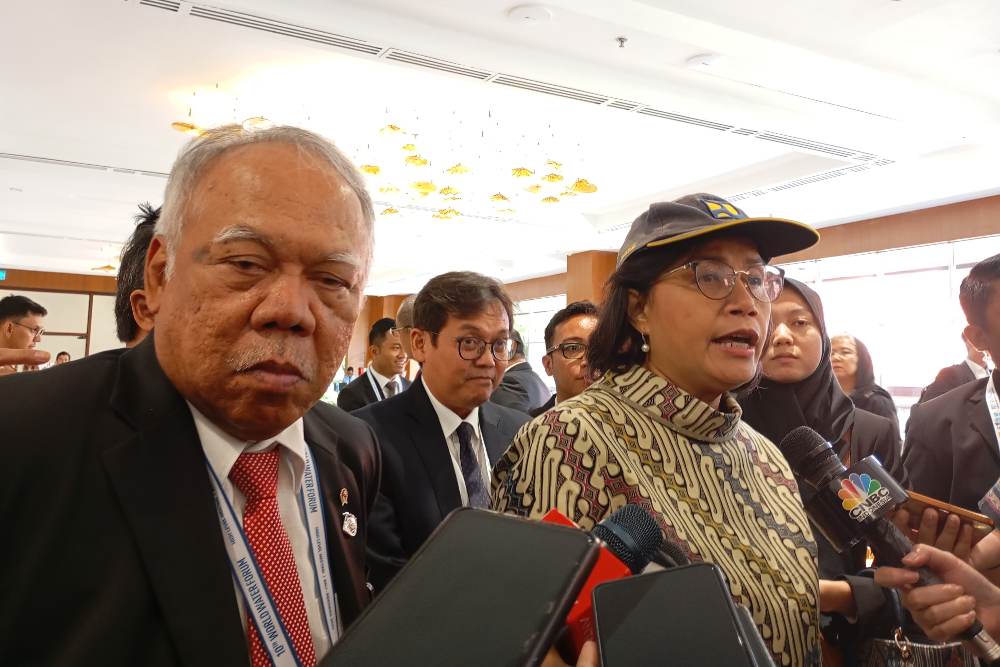 Momen Menteri Keuangan Sri Mulyani kenakan topi legendaris milik Menteri Pekerjaan Umum dan Perumahan Rakyat (PUPR), Basuki Hadimuljono saat hadiri world Water Forum 2024, Selasa (21/5/2024) - BISNIS/Alifian Asmaaysi