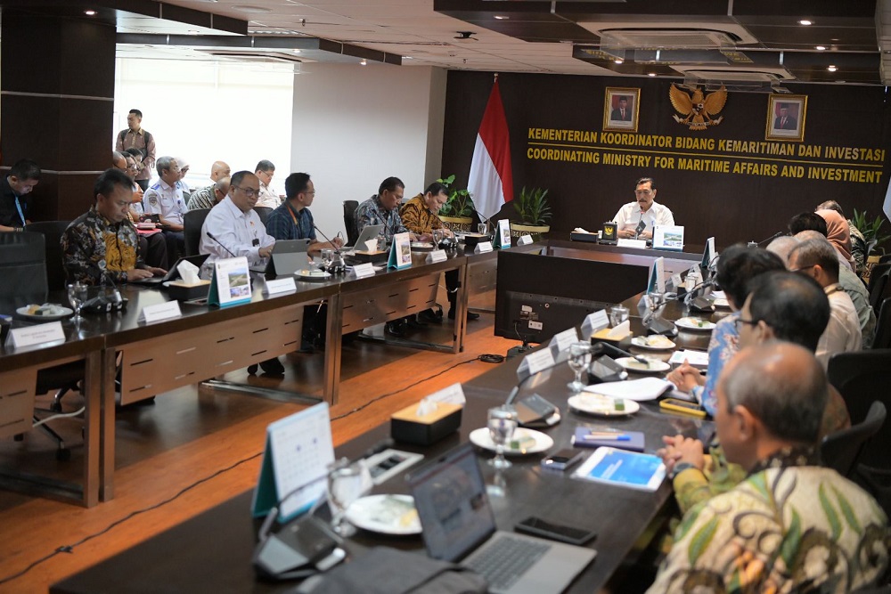 Sekda Jabar Herman Suryatman (kiri) memaparkan upaya Pemprov Jabar dalam menurunkan polusi udara melalui pembangunan ekonomi hijau di kawasan Bodebek.