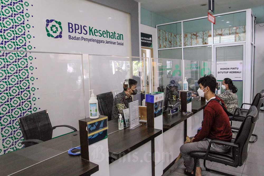 Karyawan melayani peserta di salah satu kantor cabang Badan Penyelenggara Jaminan Sosial (BPJS) Kesehatan di Jakarta, Selasa (12/7/2022). Bisnis/Fanny Kusumawardhani