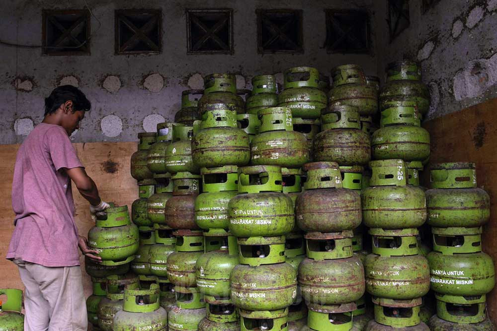 Pekerja menyusun tabung Liquified Petroleum Gas (LPG) di Jakarta, Senin (20/6/2022)./Bisnis-Fanny Kusumawardhani