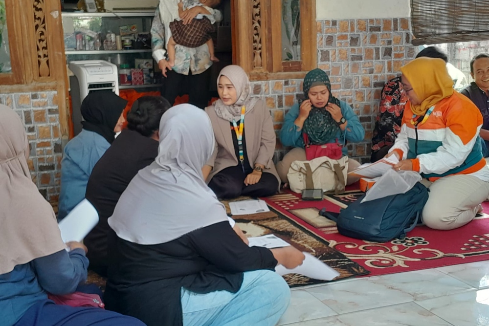 Kegiatan kumpulan rutin sentra nasabah BTPN Syariah pada Selasa (4/6/2024) di Desa Tambaksawah, Sidoarjo/Bisnis-Fahmi A. Burhan