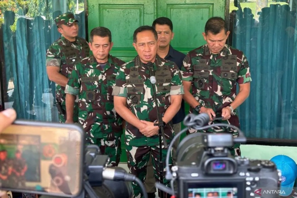 Panglima TNI Jenderal TNI Agus Subiyanto memberikan penjelasan mengenai kebakaran gudang peluru milik Kodam Jaya di di Ciangsana, Kabupaten Bogor, Jawa Barat./Antara