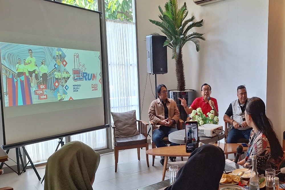 VP Corporate Communication Telkom, Andri Herawan Sasoko (tengah) bersama Race Director D&Dsport, Dardityo “Didit” Santoso (kiri) dalam acara pengenalan kepada para jurnalis tentang pelaksanaan event olahraga lari Digiland Run 2024.