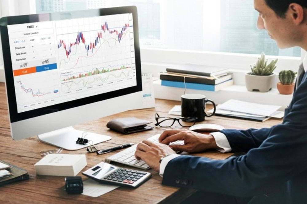 Ilustrasi investor yang memantau pergerakan saham di pasar modal. /Freepik.com