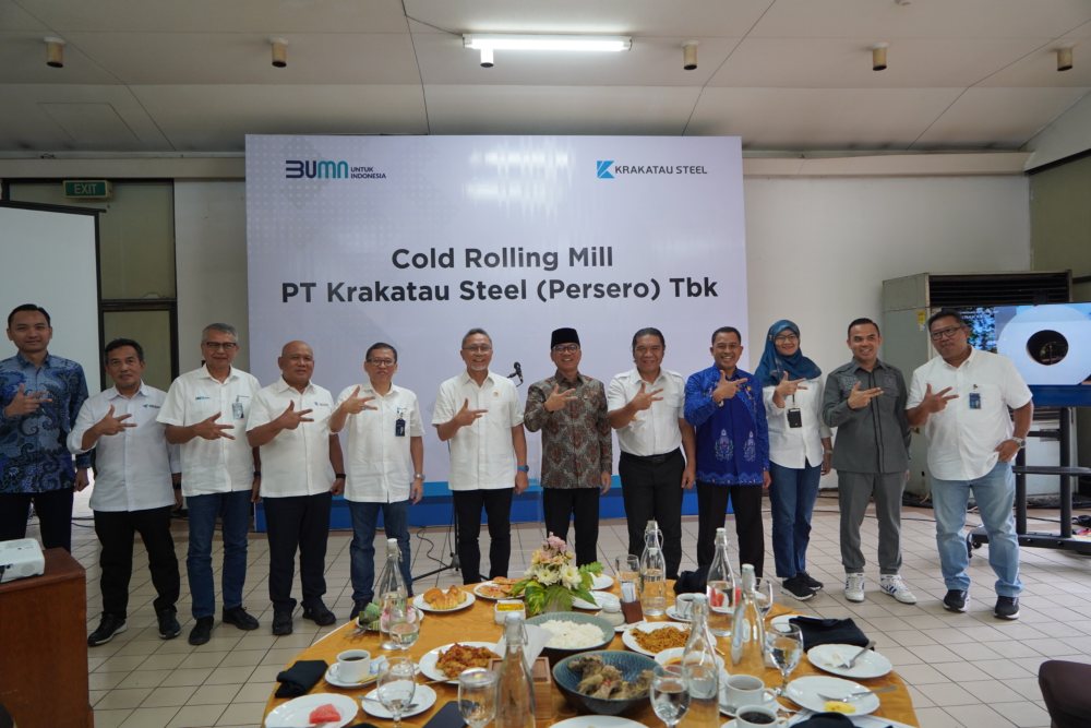 Menteri Perdagangan RI Zulkifli Hasan bersama Wakil Ketua MPR RI Yandri Susanto melakukan kunjungan ke fasilitas produksi PT Krakatau Steel (Persero) Tbk pada Kamis (6/6/2024)/Istimewa
