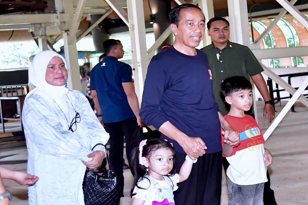  Momen Kehangatan Jokowi dan Iriana Bersama Dua Cucunya Berwisata di TMII