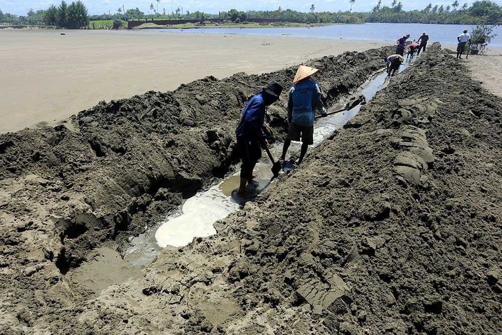  Pengerukan Endapan Pasir Untuk Membuka Muara Sungai di Aceh