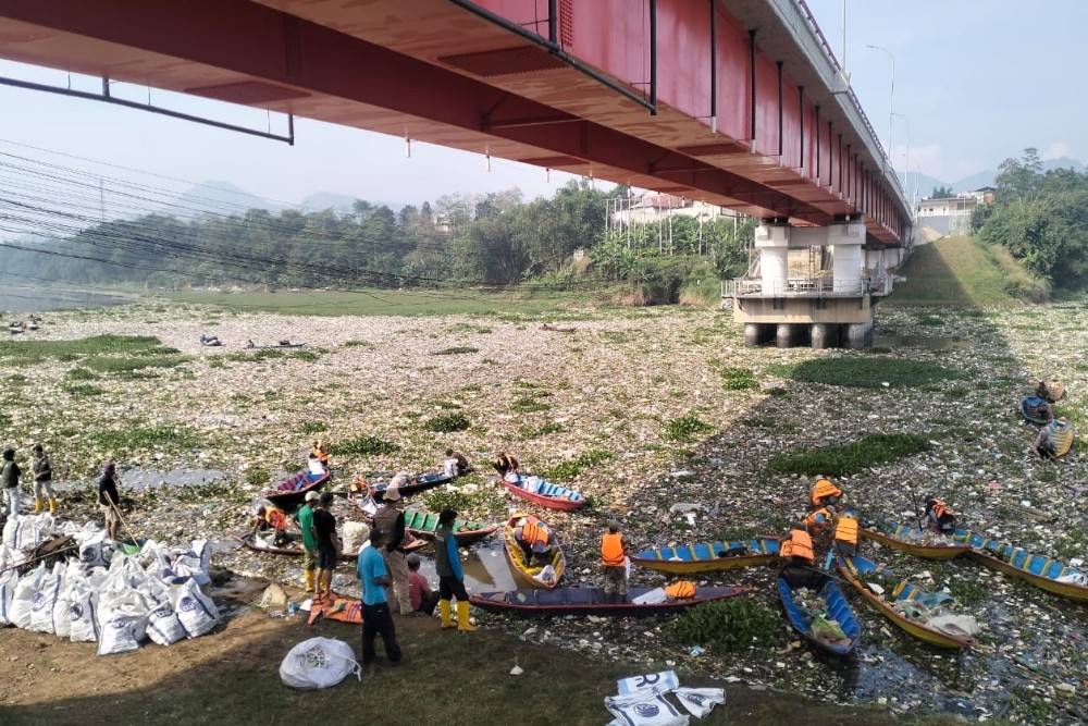  Bey Janjikan Pembersihan Lautan Sampah di Jembatan BBS Bandung Barat Tuntas Satu Pekan