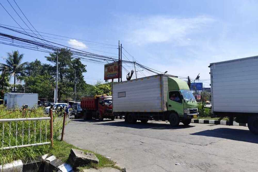  Antrean Truk di SPBU Makassar Mengular, Sopir: Solar Kosong