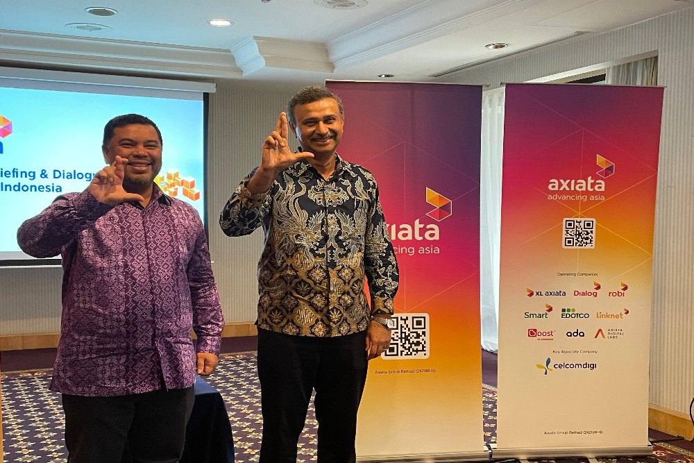 (kiri-kanan) Group Chief Financial Officer Axiata Nik Rizal Kamil dan Group Chief Executive Officer & Managing Director Axiata Vivek Sood dalam acara Media Briefing dan Diskusi Bersama Axiata Group Berhad di Jakarta, Kamis (13/6/2024). -BISNIS/Rika Anggraeni