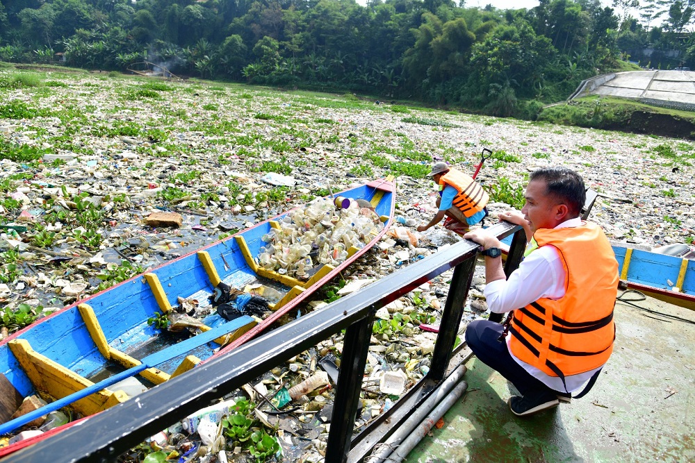  Belum Sepekan, Pembersihan Lautan Sampah di Jembatan Batujajar Sudah Capai 75%