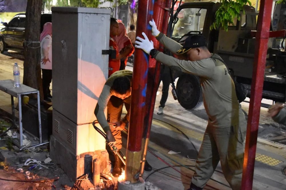  Pemkot Surabaya Bongkar Paksa Tiang Provider