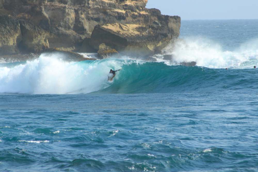  Ini Dia 10 Pantai Terbaik untuk Surfing di Tanah Air, Favorit Para Peselancar