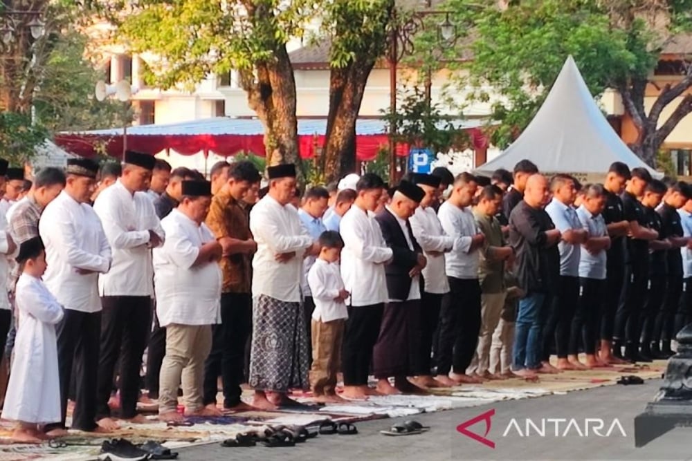  Tak Ikut Jokowi, Gibran Salat Iduladha di Balai Kota Surakarta