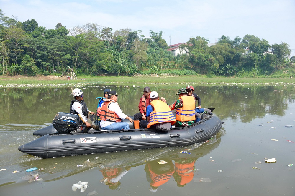  Pembersihan Sampah di Sungai Citarum Diperpanjang Hingga 1,5 Bulan ke Depan