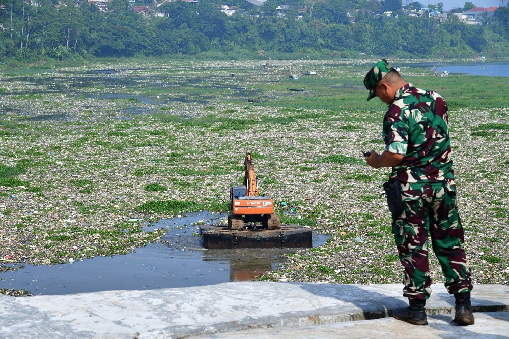  Bey Machmudin Ungkap Kendala Pembersihan Sampah di Jembatan Sapan