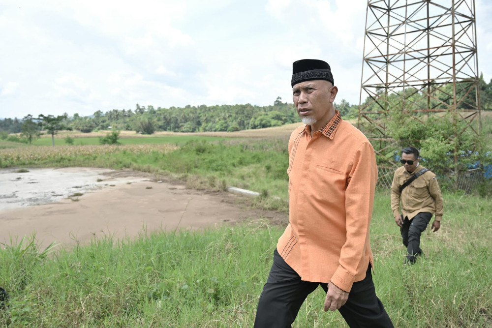 Gubernur Sumatera Barat Mahyeldi saat meninjau lokasi relokasi korban bencana alam di Kabupaten Tanah Datar. dok Biro Adpim