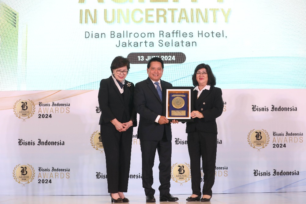 Direktur Utama BSI Hery Gunardi (tengah) berfoto bersama dengan Komisaris Bisnis Indonesia Group Dorothea Samola (kiri) dan Presiden Direktur Lulu TeriantoA saat menerima penghargaan CEO of the Year saat acara Bisnis Indonesia Awards 2024 di Jakarta, Kamis (13/6/2023). Bisnis Indonesia kembali menyelenggarakan Bisnis Indonesia Awards (BIA), ajang penghargaan bagi perusahaan-perusahaan dengan kinerja terbaik yang mengusung tema Agility in Uncertainty/Bisnis-Eusebio Chrysnamurti
