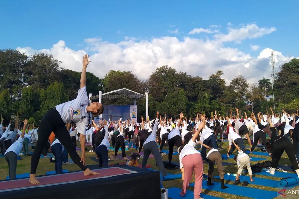  Ratusan Orang Ikut Peringatan Hari Yoga Internasional di Bali