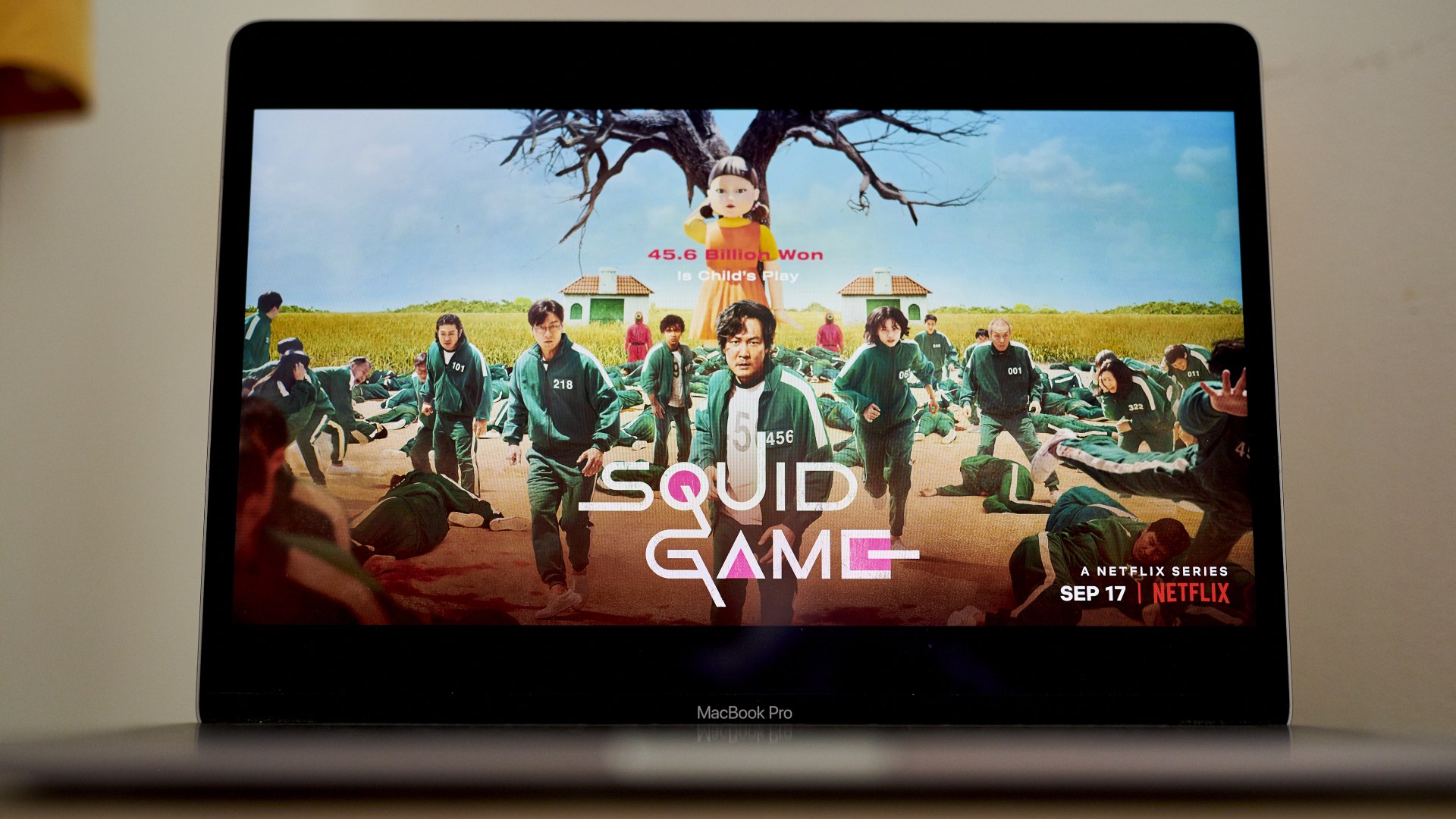 Poster serial original Netflix berjudul Squid Game yang dipotret pada Sabtu (16/10/2021). - Bloomberg/Gabby Jones