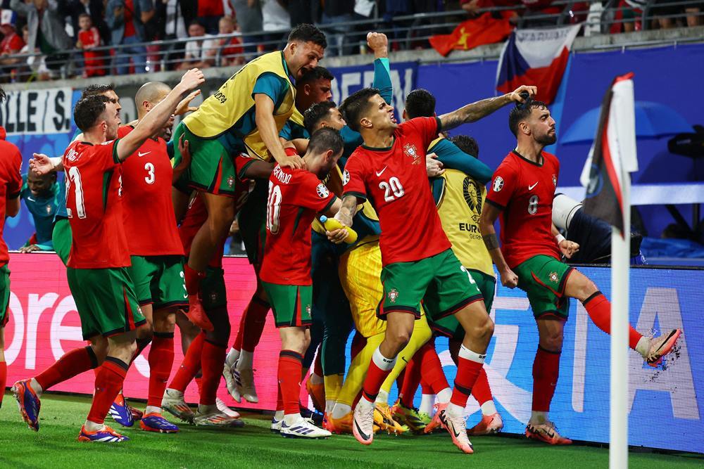 Timnas Portugal akan menghadapi Turki di pertandingan Grup F Euro 2024, Sabtu (22/6/2024) malam. Prediksi Skor Turki vs Portugal, 22 Juni: Susunan Pemain, H2H, Klasemen Grup F/Reuters