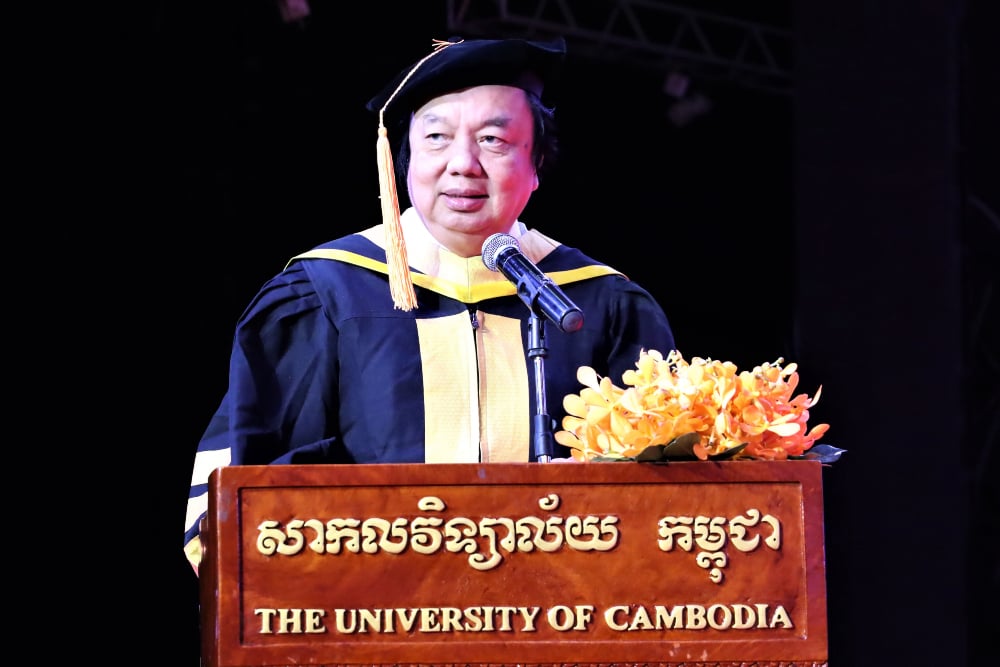 Dato Sri Tahir saat menerima gelar doktor kehormatan dari University of Cambodia, Jumat (25/10/2019). / dok. Kedubes Indonesia Pnom Penh, Kamboja