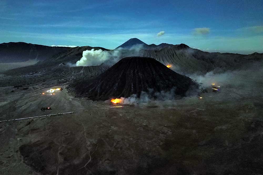  Gunung Batok di Kawasan Taman Nasional Bromo Tengger Semeru Masih Terbakar