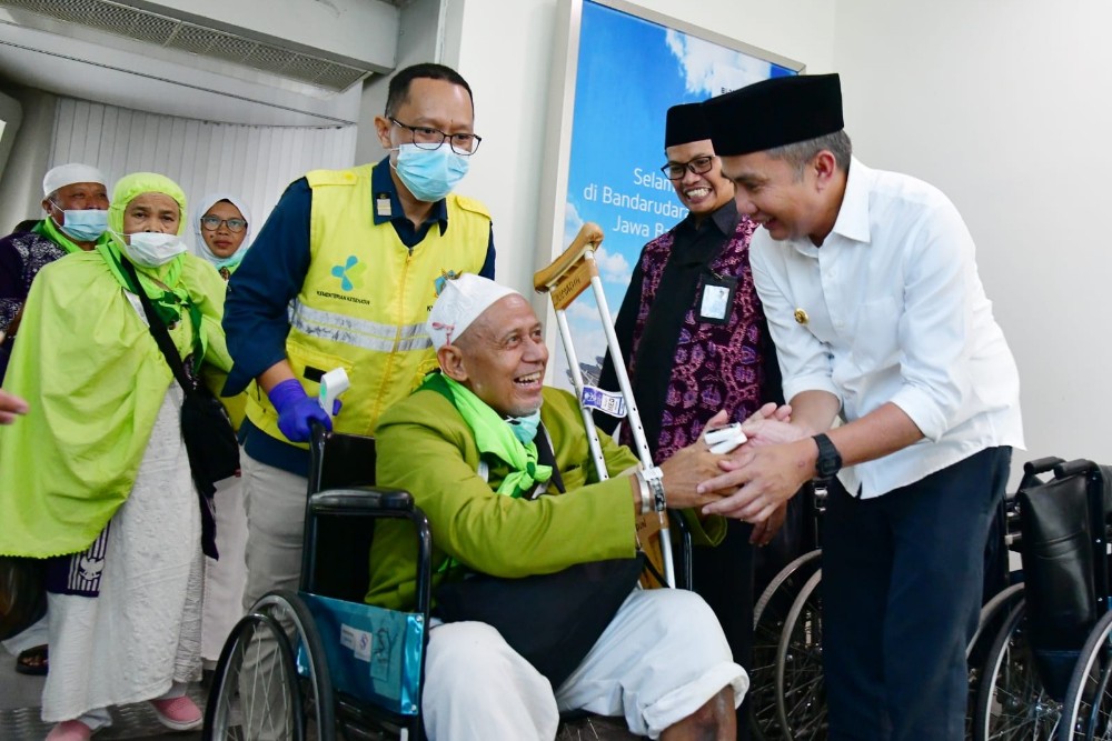  Bey Machmudin Sambut Kedatangan 440 Jemaah Haji Kloter 1 di BIJB Kertajati