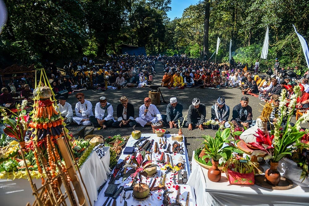  Upacara Ngertakeun Bumi Lamba di Jawa Barat