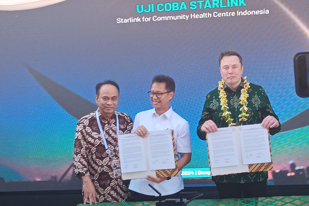 (dari kiri) Menkominfo Budi Arie Setiadi, Menteri Kesehatan Budi Gunadi Sadikin, serta CEO dan Pendiri SpaceX Elon Musk menandatangani kerja sama peresmian Starlink di Puskesmas Sumerta Kelod, Denpasar pada Minggu (19/5/2024). - Bisnis/Harian Noris Saputra