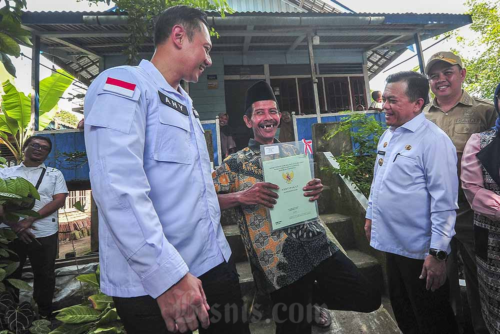  Penyerahan Sertifikat Tanah Langsung Warga