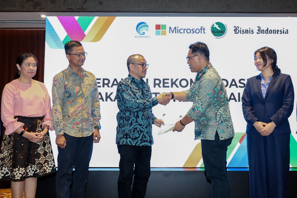 Wakil Menteri Komunikasi dan Informatika (Wamenkominfo) Nezar Patria (tengah) menerima rekomendasi kebijakan tata kelola AI dari Direktur Eksekutif ELSAM Wahyudi Djafar (kedua kanan)/ JIBI/Bisnis/Eusebio Chrysnamurti