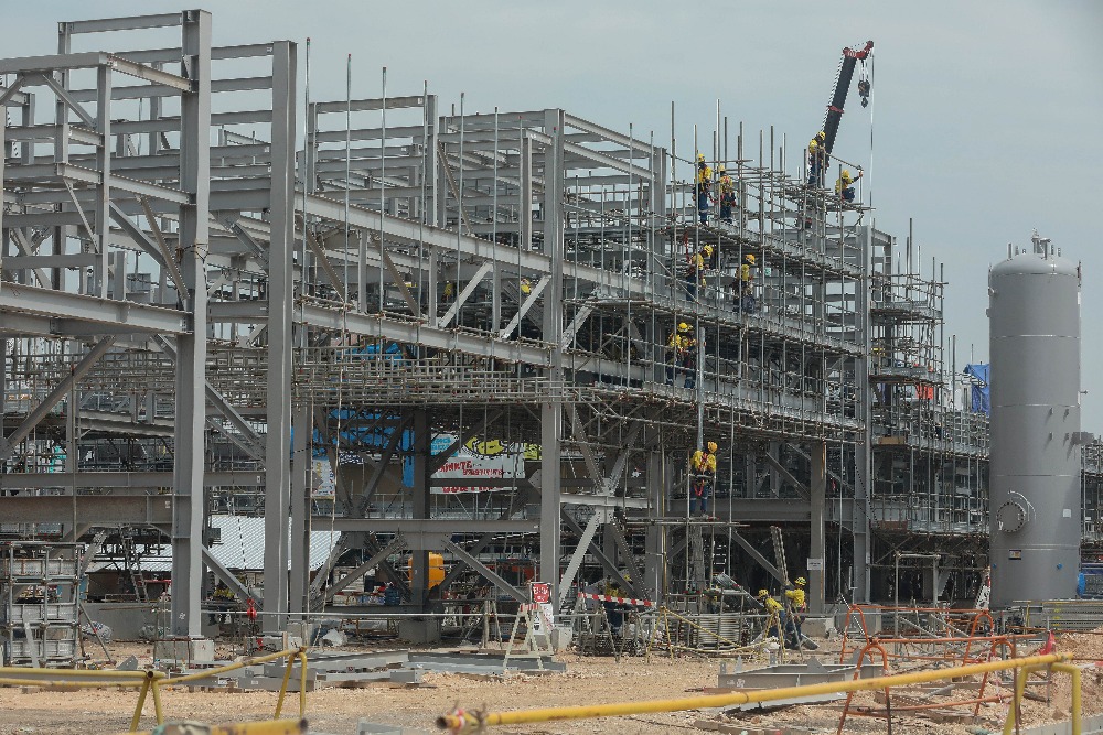 Pekerja menyelesaikan pembangunan proyek Smelter PT Freeport Indonesia di kawasan Java Integrated and Industrial Port Estate (JIIPE), Manyar, Gresik, Jawa Timur, Jumat (7/7/2023)/Bisnis-Eusebio Chrysnamurti