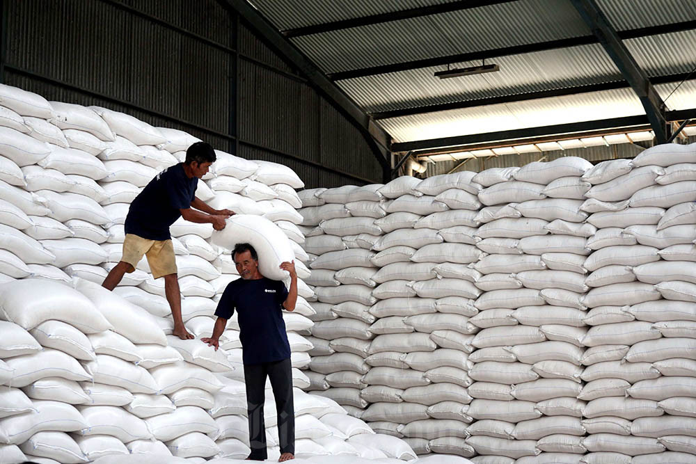  Jokowi Blak-blakan Kondisi Stok Beras RI di Gudang Bulog