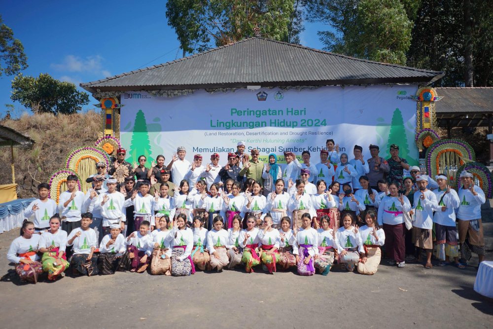  Peduli Kesehatan Lingkungan, Pegadaian Sebarkan Eco Enzyme di Danau Batur Bali