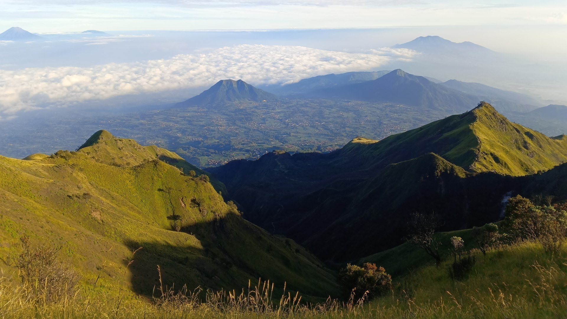 Pemandangan dari atas Puncak Suwanting Gunung Merbabu. /Bisnis-Hafiyyan.