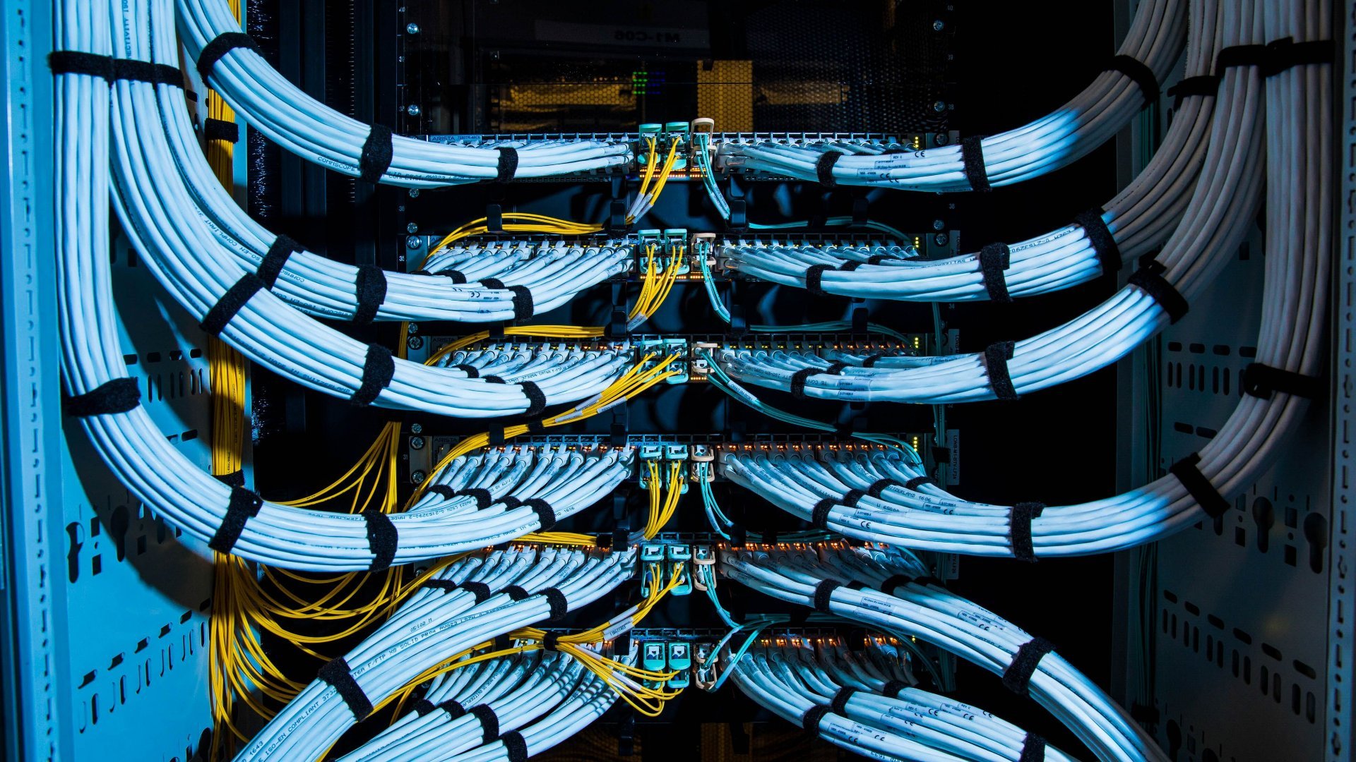 Ilustrasi data center atau pusat data, deretan kabel fiber optic di salah satu perkantoran. - Bloomberg/Jason Alden