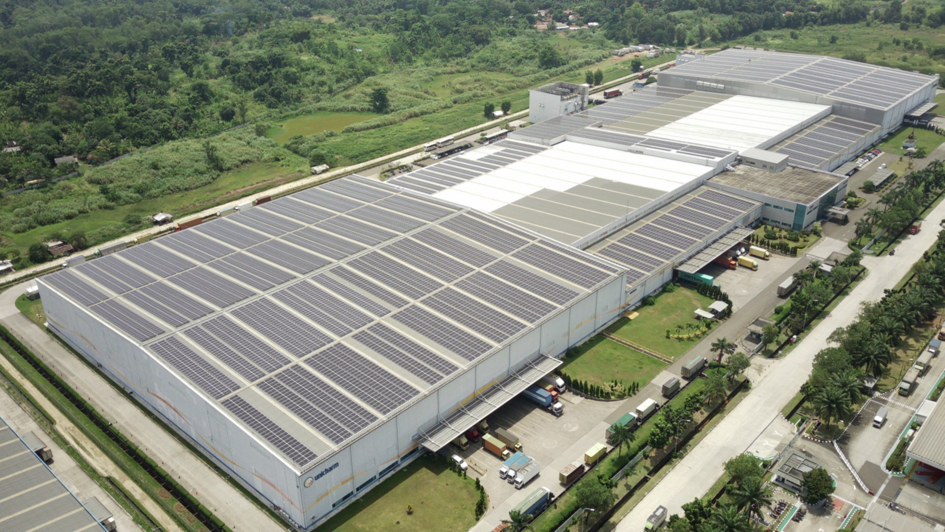 PLS atap di sebuah fasilitas produksi industri. /Xurya