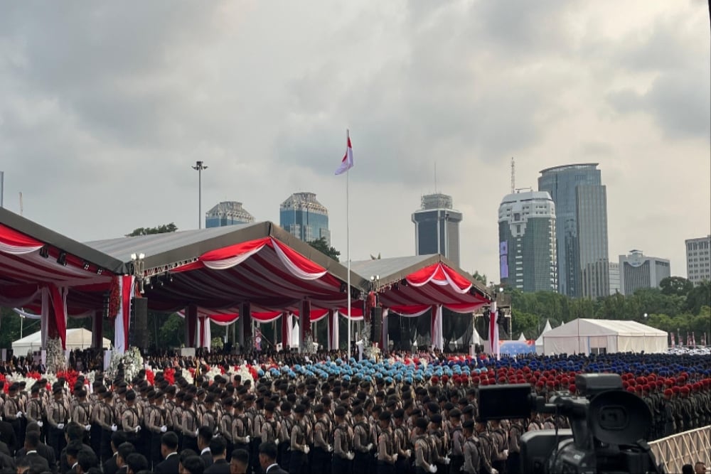  Jokowi Pimpin Upacara HUT ke-78 Bhayangkara di Monas