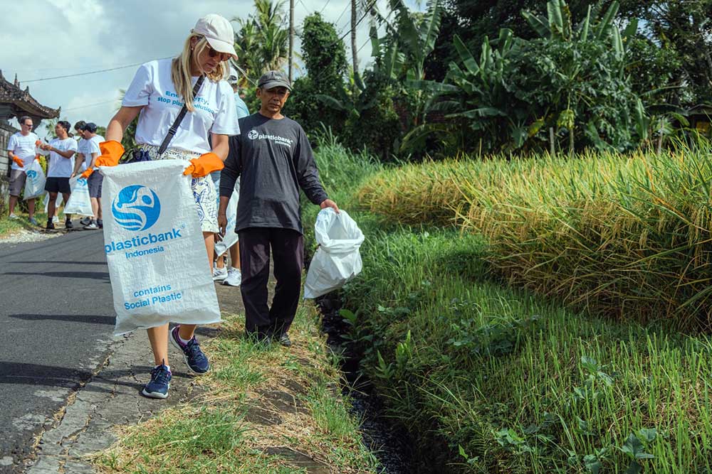  CooperVision Merayakan Pencapaian Plastic Neutrality dengan Berkunjung ke Komunitas Plastic Bank di Bali