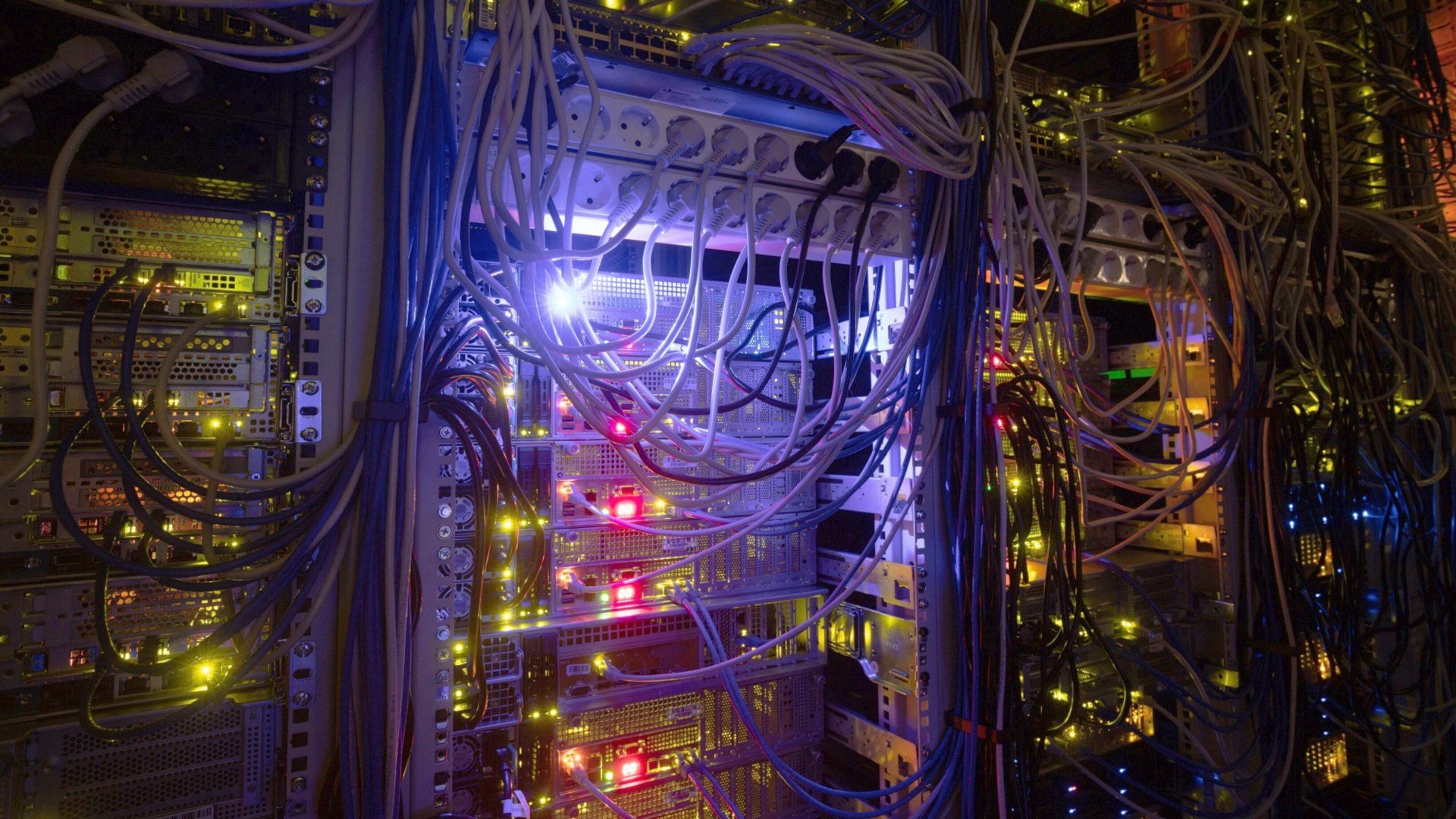 Deretan kabel dan lampu yang menyala di pusat data (data center) yang berlokasi di Moskow, Rusia, pada Rabu (19/1/2022). - Bloomberg/Andrey Rudkov