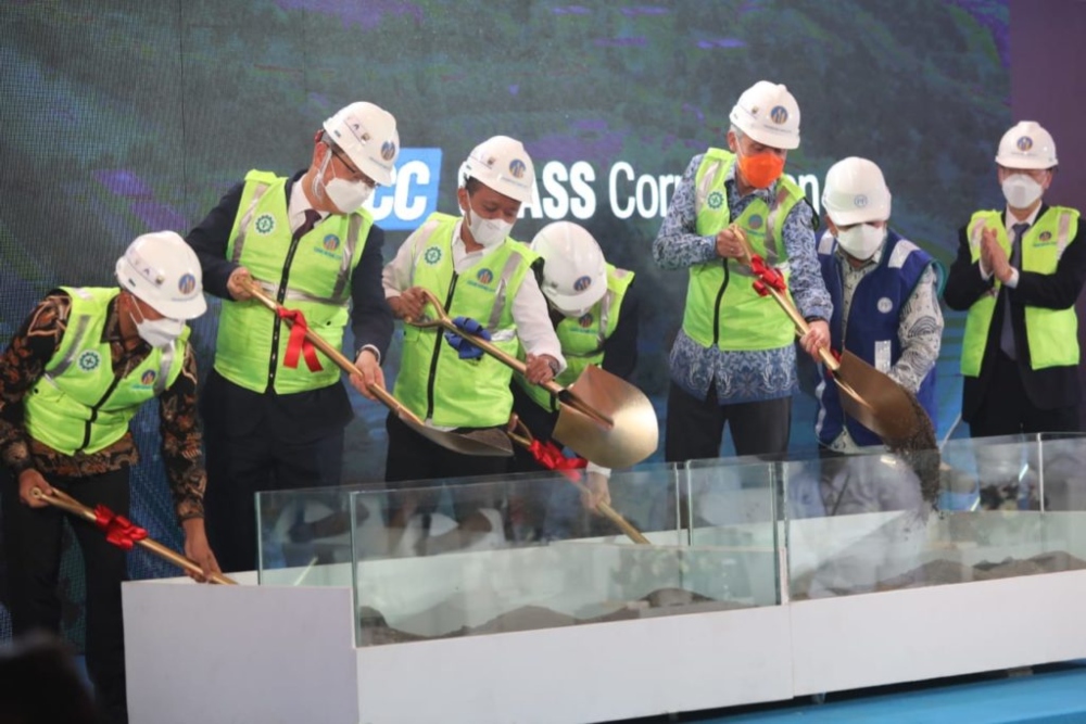 Bahlil Sebut Pabrik Kaca Raksasa di Batang Siap Beroperasi Agustus 2024