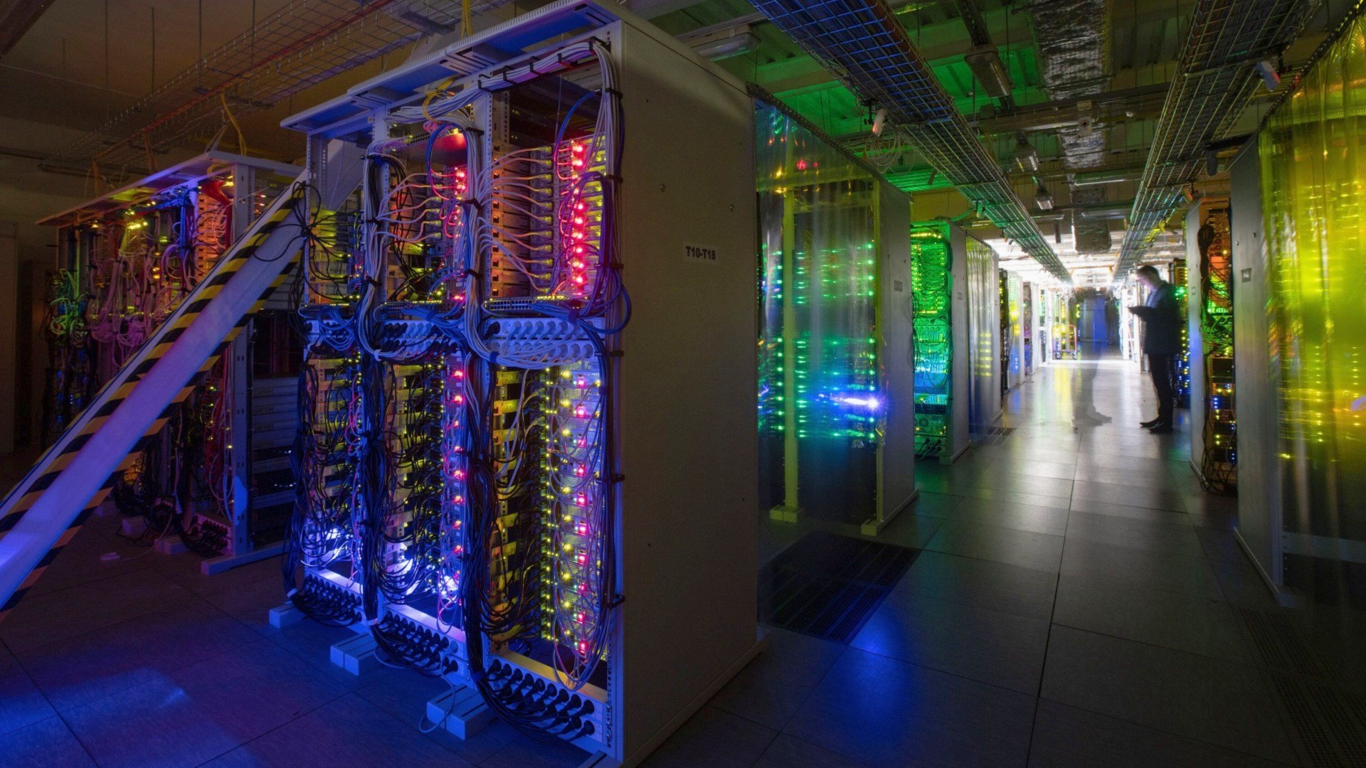 Tumpukan perangkat server di pusat data (data center). - Bloomberg/Andrey Rudkov