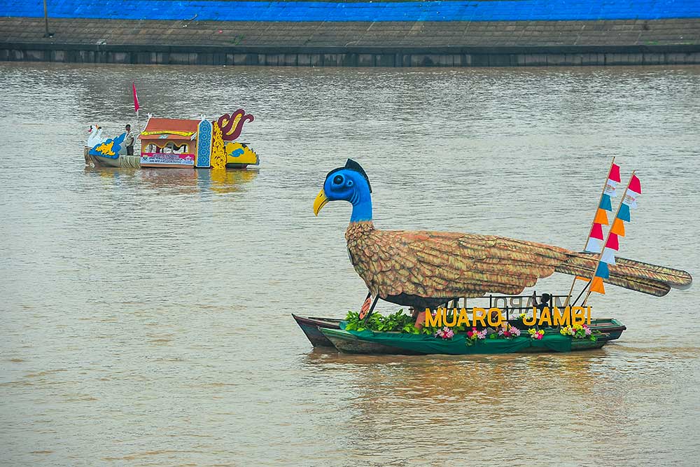  Parade Kapal Hias Meriahkan Festival Batanghari 2024