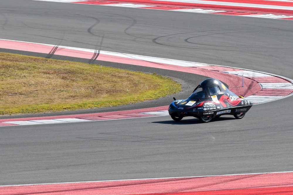 Mobil Sapuangin XI Evo 3 milik ITS saat diperlombakan dalam ajang Shell Eco-marathon Asia Pasifik dan Timur Tengah pada Sabtu (6/7/2024) di Sirkuit International Mandalika./Bisnis-Yanita