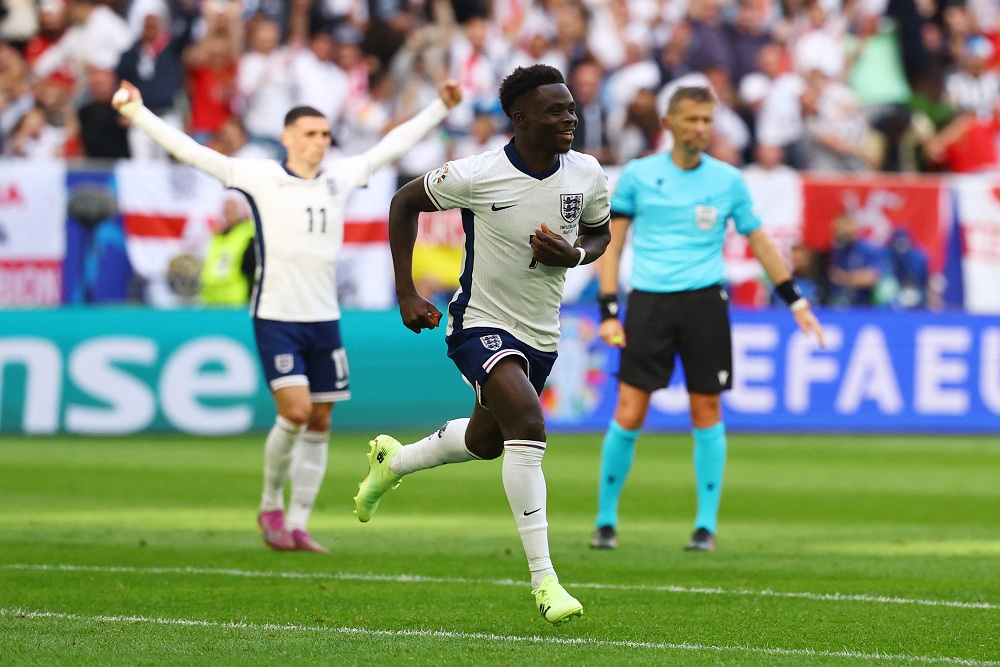 Pemain Timnas Inggris Bukayo Saka mencetak gol ke gawang Swiss di babak perempat final Euro 2024 / Reuters-Kai Pfaffenbach
