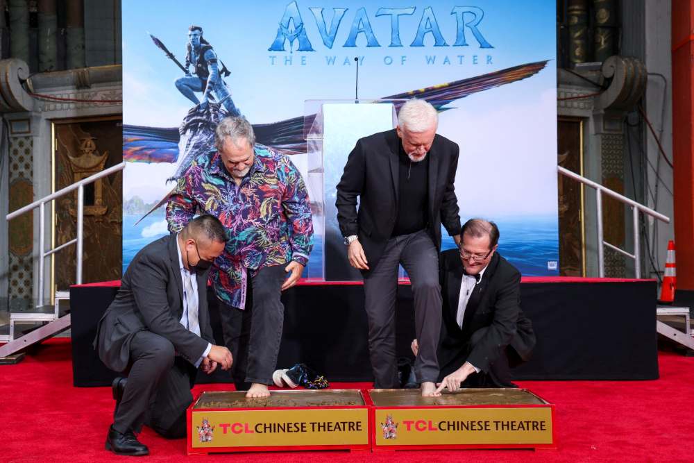 Sutradara James Cameron dan Produser Jon Landau menempelkan jejak kaki mereka di semen di halaman depan TCL Chinese Theatre di Los Angeles, California, 12 Januari 2023. REUTERS/Mario Anzuoni
