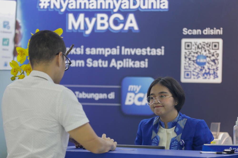 Pegawai melayani nasabah melakukan transaksi di kantor cabang utama (KCU) BCA di Jakarta, Senin (24/6/2024)(24/6/2024)/JIBI/Bisnis/Himawan L Nugraha
