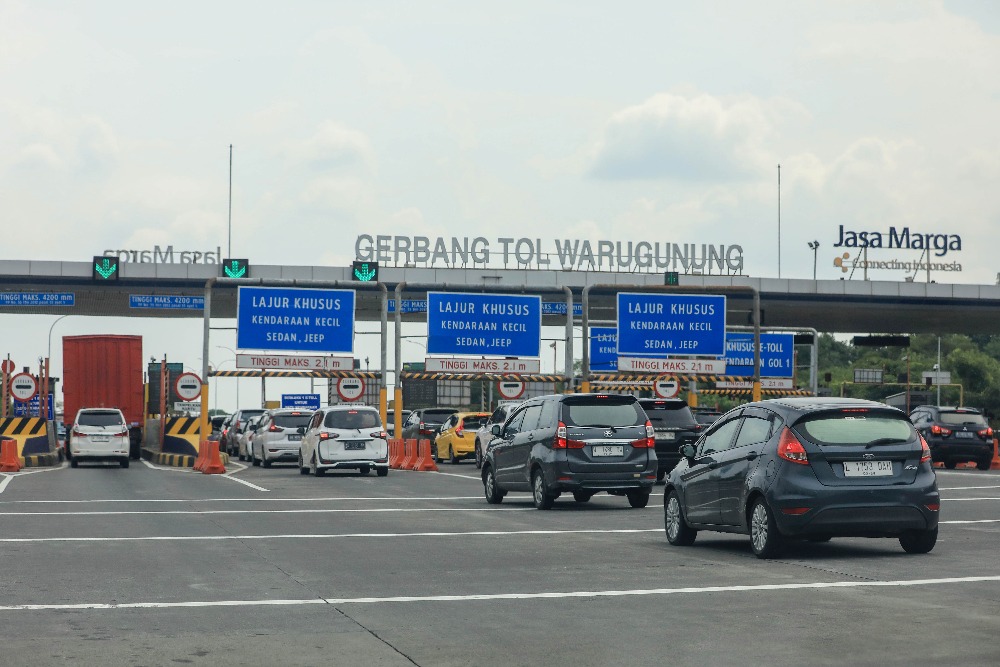 Sejumlah kendaraan melintasi gerbang tol Warugunung di Surabaya, Jawa Timur, Kamis (11/4/2024)/JIBI/Bisnis/Eusebio Chrysnamurti