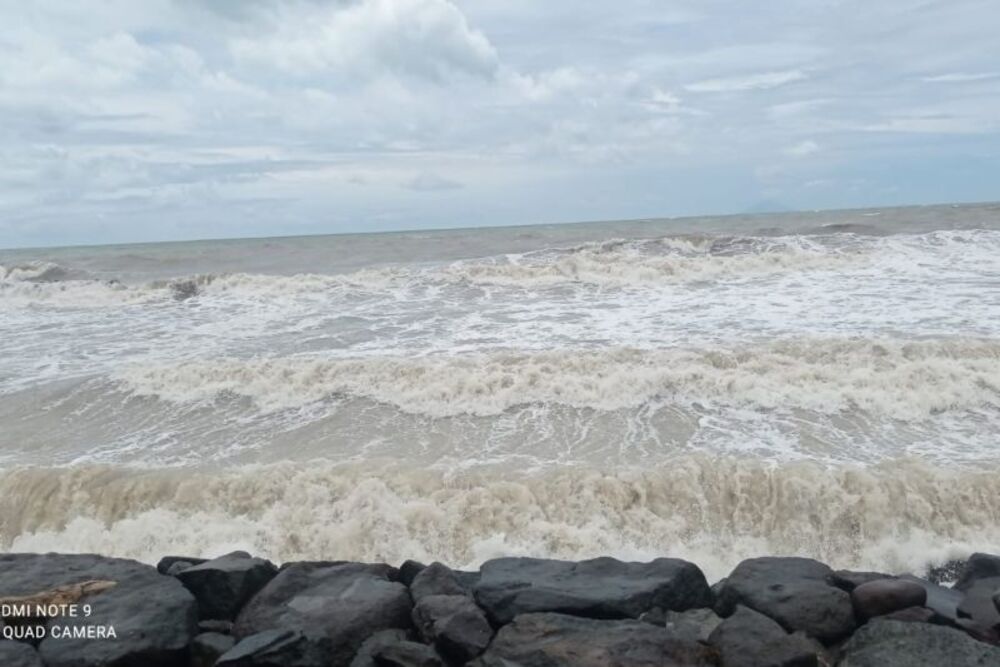 Pesisir pantai selatan Banten cukup membahayakan bagi wisatawan yang berenang karena tinggi gelombang berkisar 2,5 meter hingga 4,0 meter./Antara-Mansur.